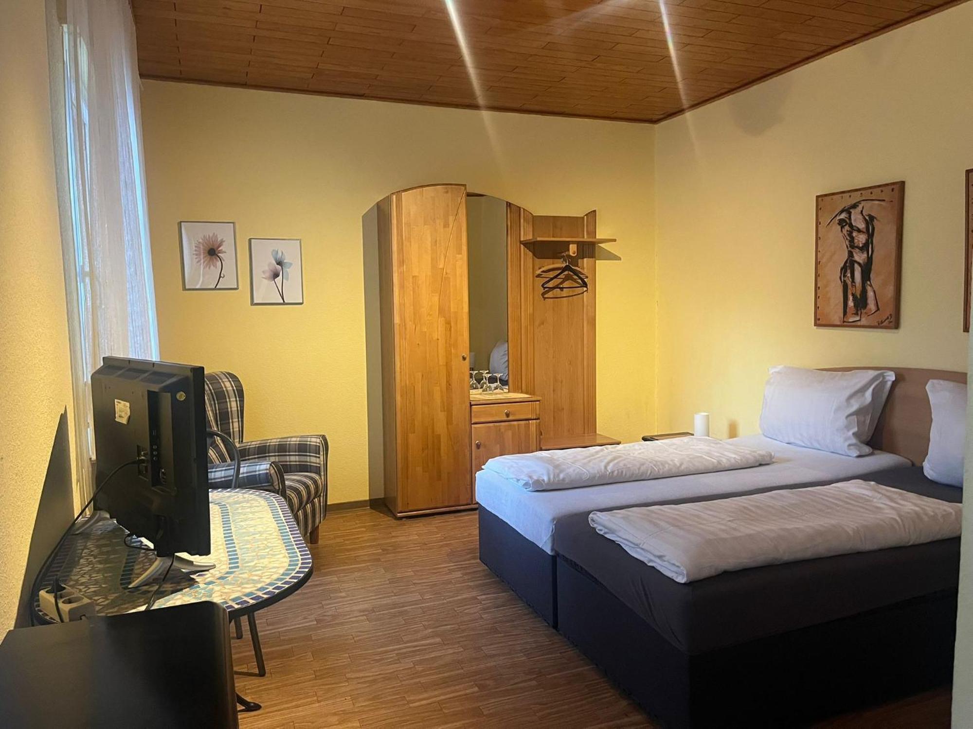 Danis Schlossschaenke Simmern Rum bild